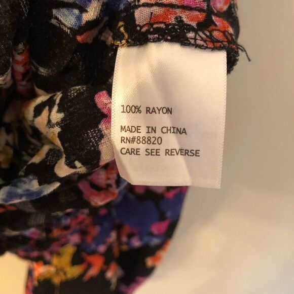 RACHEL ROY SIZE MEDIUM NWOT BLACK FLORAL CROPPED BUTTON FRONT PEASANT BOHO TOP - Picture 10 of 10